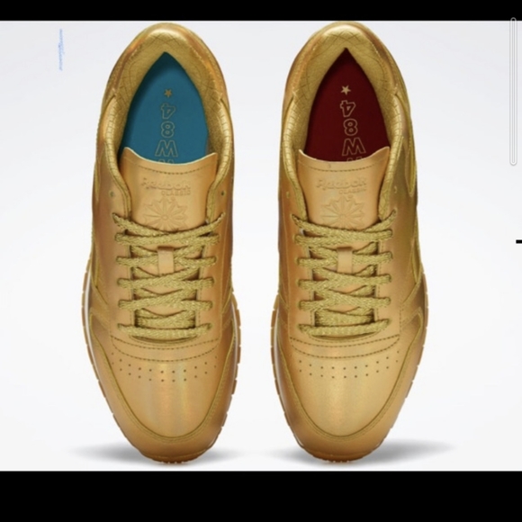 Rare wonder woman 1984 limited edition gold hologram Reebok's Men's 7/Wmn's 8.5 - Picture 1 of 6